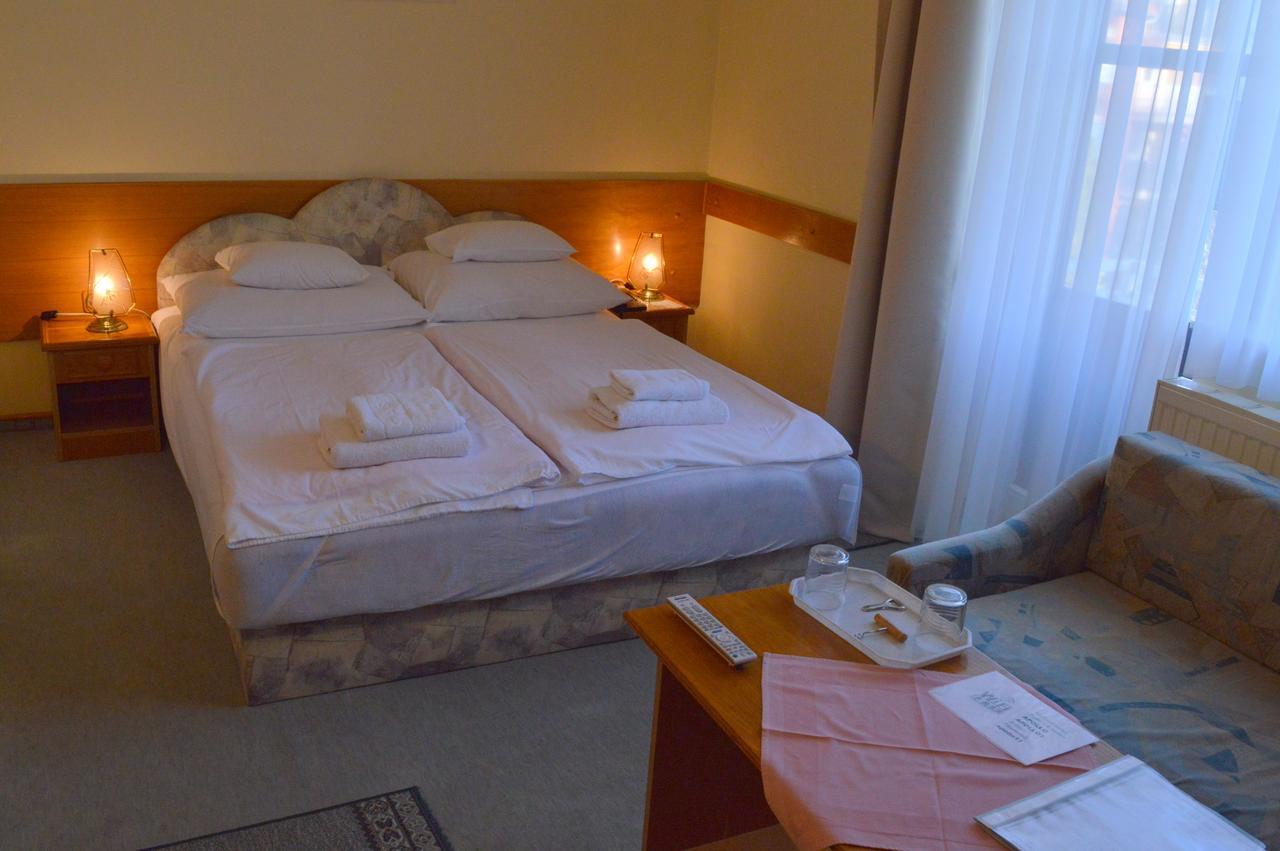 Apollo Motel Kecskemet Luaran gambar